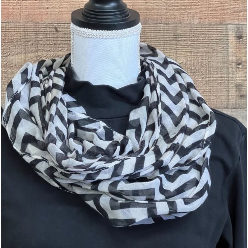 Black & Light Gray/White Infinity Chevron Scarf